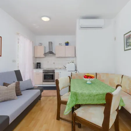 Apartment Nena - Prc426 By Interhome